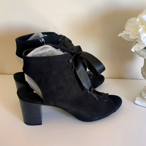 Old Navy  peep toe booties. fabric, lace up and zipper closures. - Picture 4 of 11